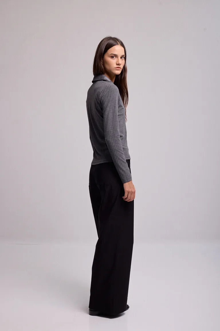 Remera manga larga con cuello polo y textura sutil para mujer de Kill en Remeras para argentina