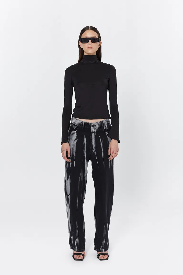 Remera negra de encaje y microfibra con cuello alto y mangas acampanadas de Naíma en Remeras para argentina