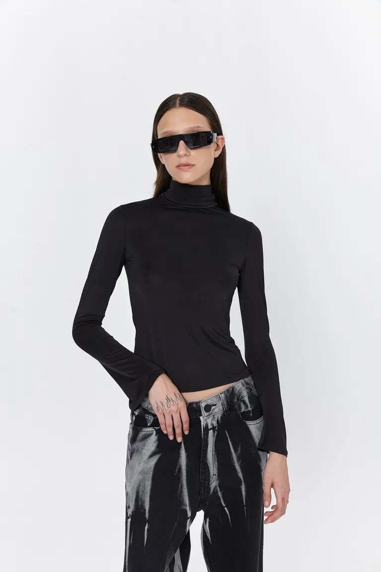 Remera negra de encaje y microfibra con cuello alto y mangas acampanadas de Naíma en Remeras para argentina