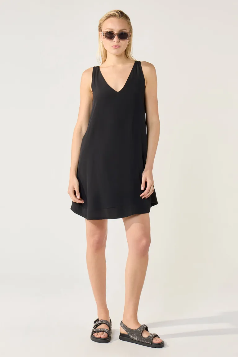 Vestido negro corto con escote en V y lazo en la espalda de Cuesta Blanca en Vestidos para argentina