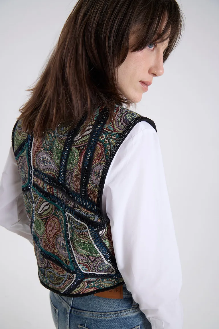 Chaleco corto sin mangas con bordado artesanal de estilo bohemio de Maria Cher en Chalecos para argentina