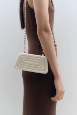 Bolso clutch efecto perlado de Mango en Bolsos y Carteras para argentina