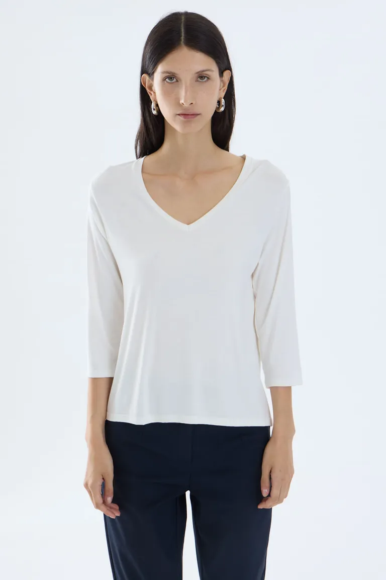 Remera de calce recto con mangas tres cuartos y escote en v para mujer de Portsaid en Remeras para argentina