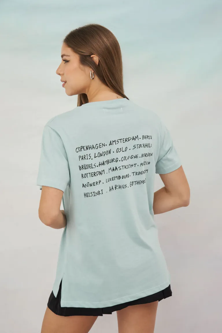 Remera Mujer de Diseño Minimalista con Mensaje Impreso de Apricot en Remeras para argentina