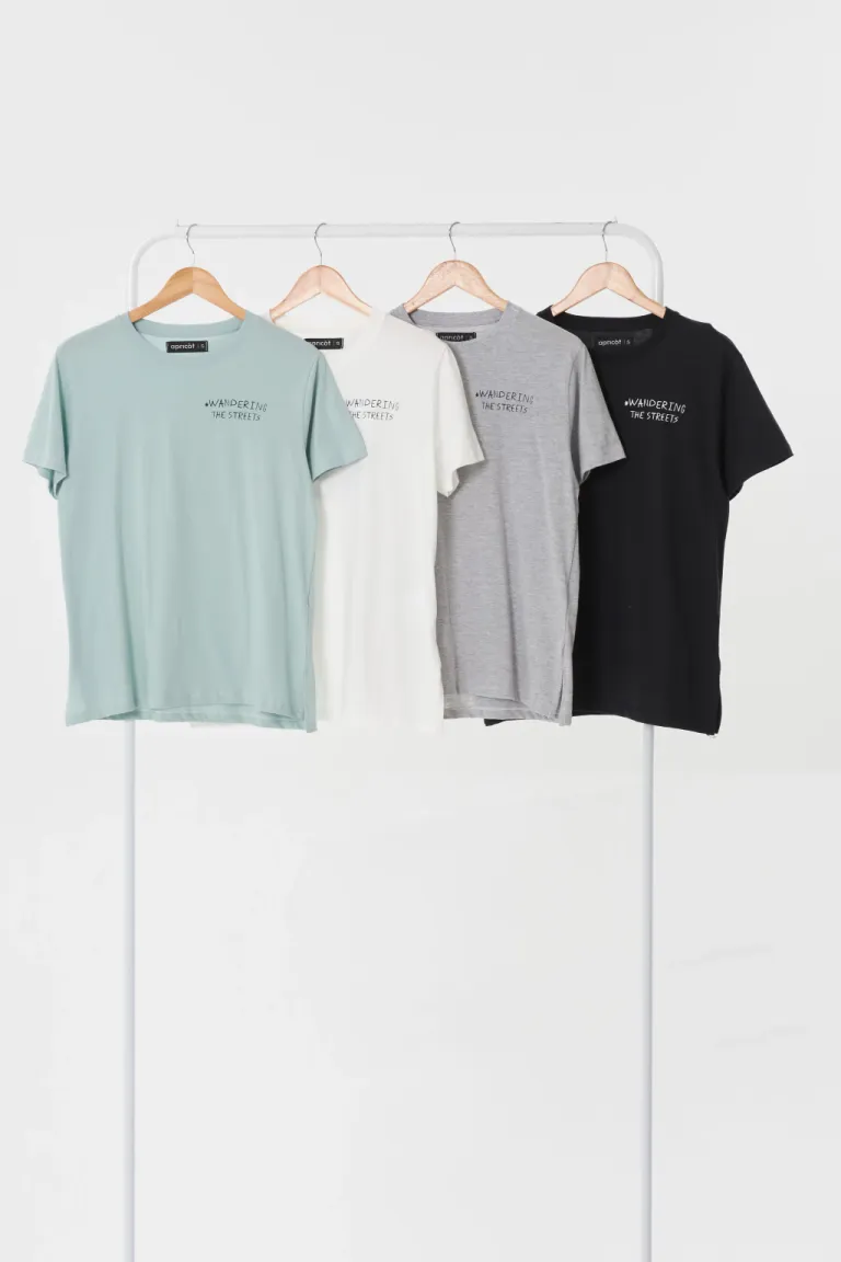 Remera Mujer de Diseño Minimalista con Mensaje Impreso de Apricot en Remeras para argentina