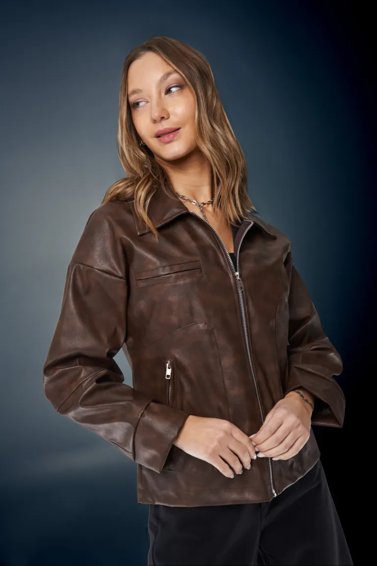 Campera de Cuero Marrón con Diseño Atemporal para Mujer de Apricot en Chaquetas para argentina