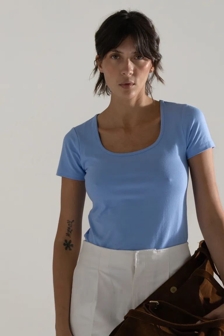 Remera básica de color azul - Diseño versátil y elegante para el día a día de Akiabara en Remeras para argentina