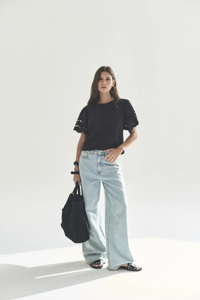 Remera negra de manga acampanada para mujer de Akiabara en Remeras para argentina