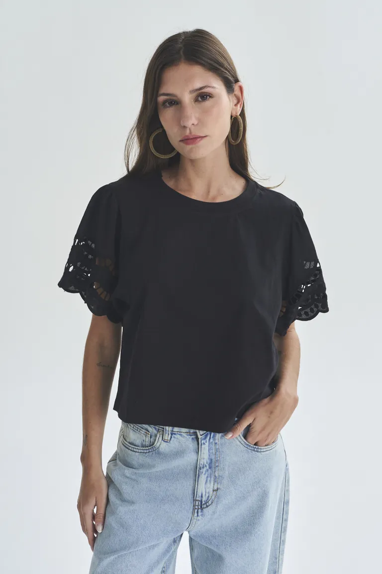 Remera negra de manga acampanada para mujer de Akiabara en Remeras para argentina