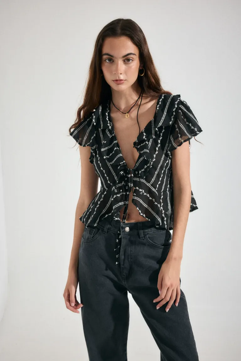 Blusa bordada con escote en V y volados en azul de Audaz en Blusas para argentina