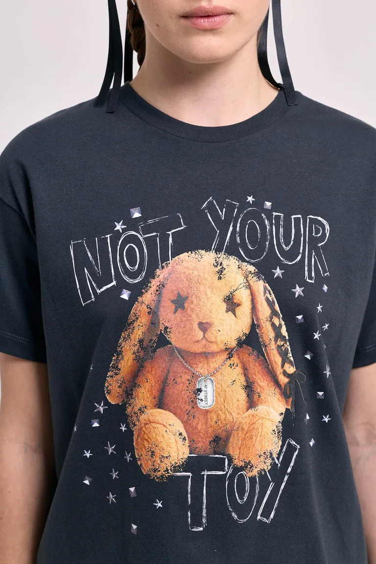 Remera de manga corta con cuello redondo y diseño estampado de conejo en el frente de 47 Street en Remeras para argentina