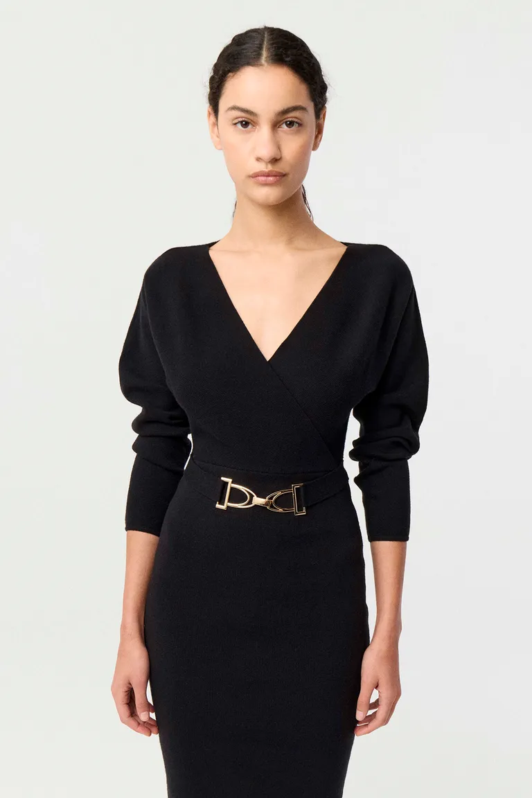Vestido tejido midi de punto con escote en V y cinturón con hebilla metálica en la cintura de Markova en Vestidos para argentina