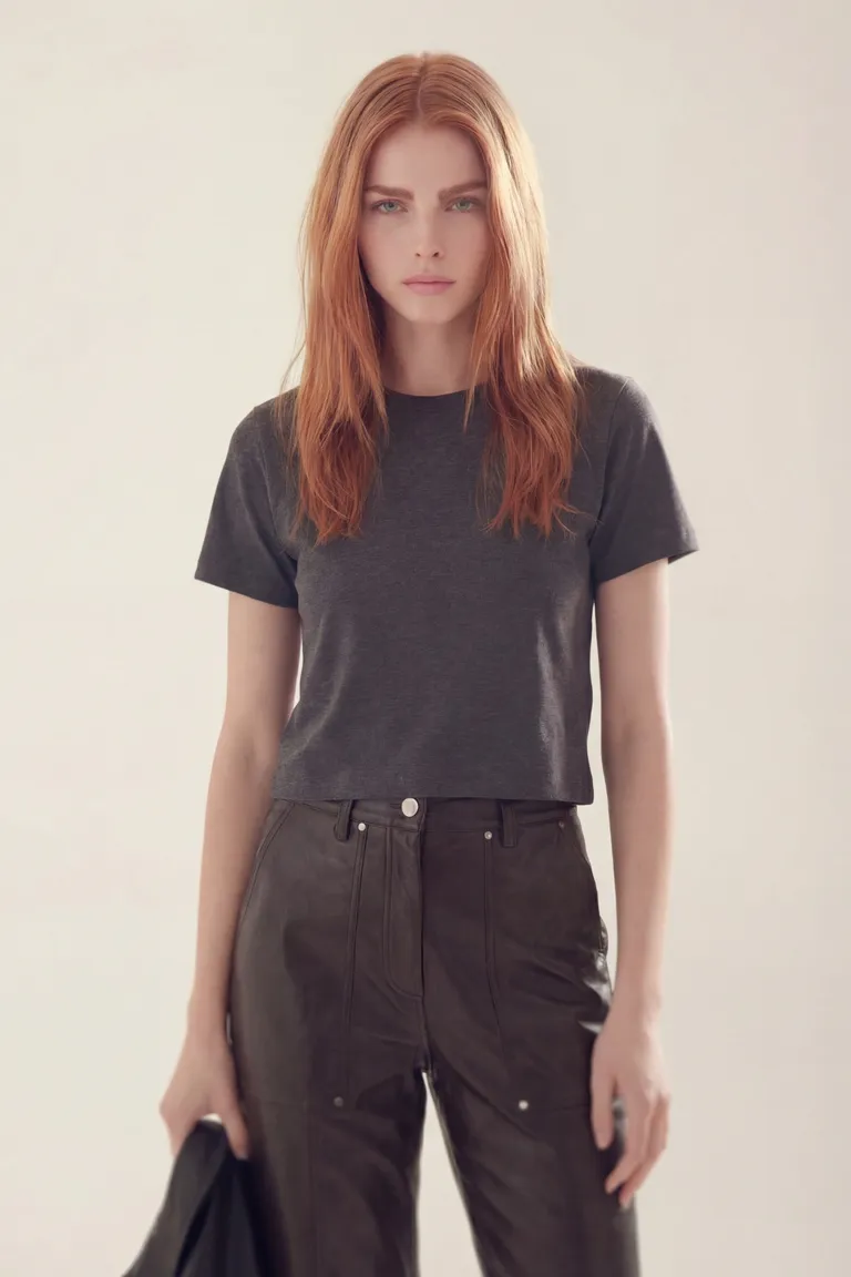 Remera básica de calce al cuerpo con mangas cortas y cuello redondo de Akiabara en Remeras para argentina