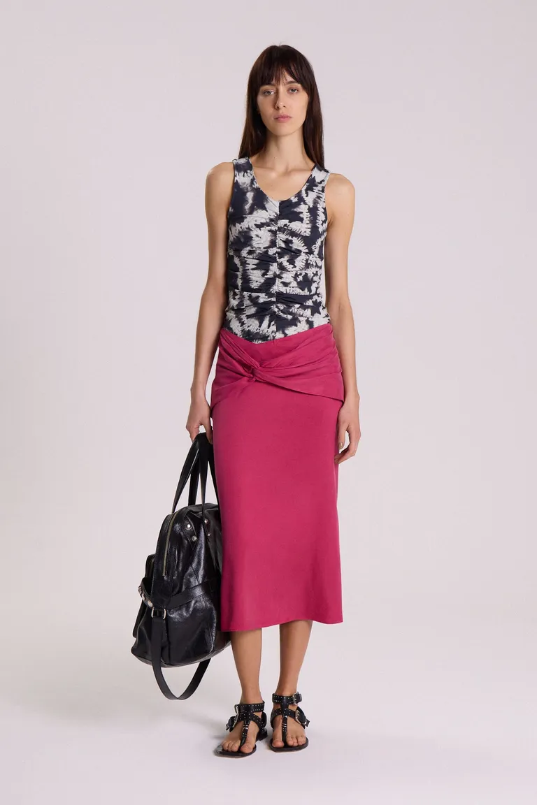 Falda midi roja con nudo y pliegues en el frente de Maria Cher en Faldas para argentina