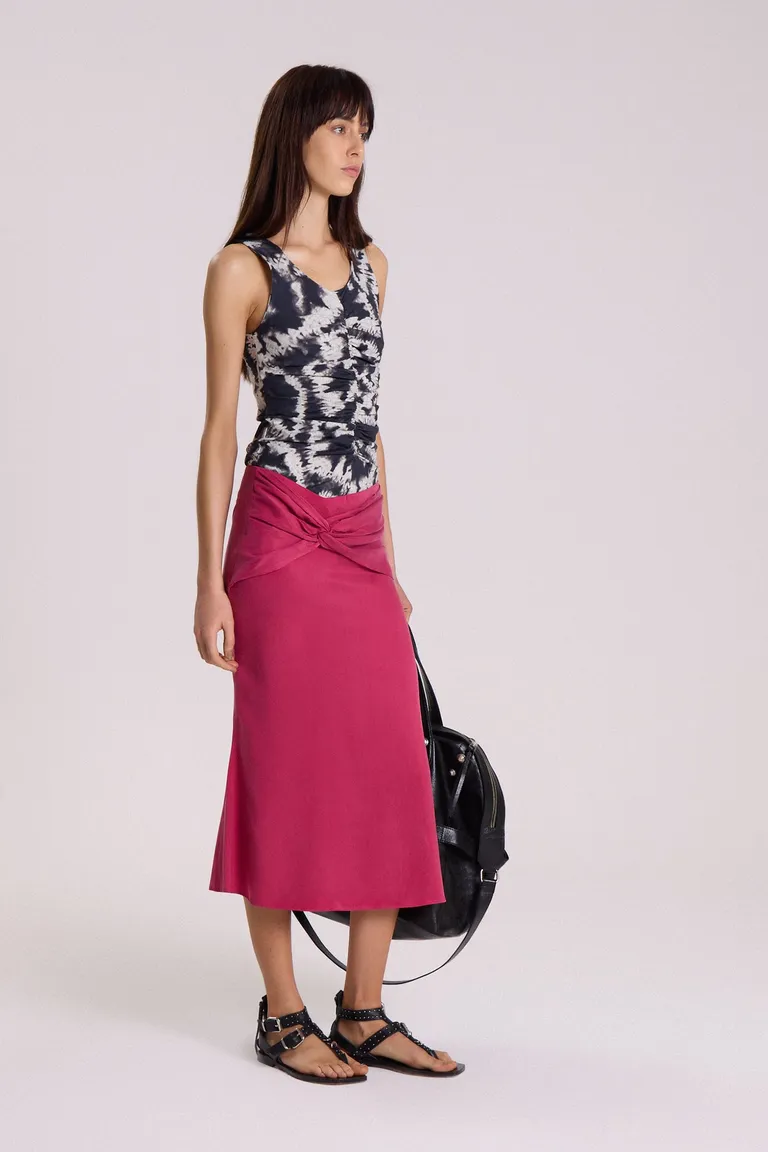 Falda midi roja con nudo y pliegues en el frente de Maria Cher en Faldas para argentina