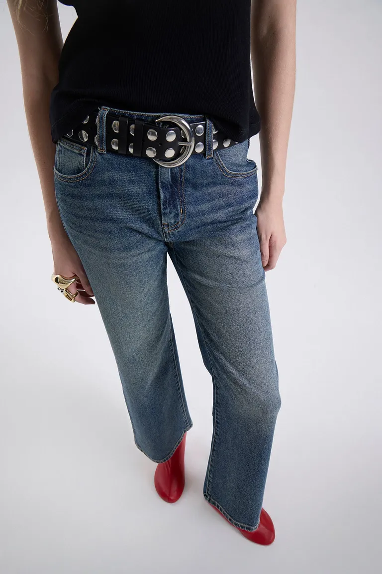 Jean de corte recto y tiro medio con diseño relajado y largo cropped de Maria Cher en Pantalones para argentina