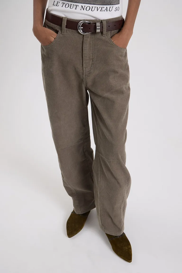 Pantalon de tiro medio con corte estilo barrel y silueta curva con pinzas en las rodillas de Maria Cher en Pantalones para argentina