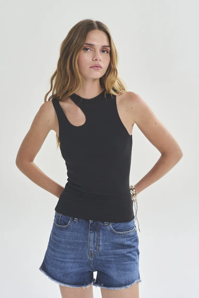 Musculosa asimétrica negra con corte moderno y estilizado de Akiabara en Tops para argentina