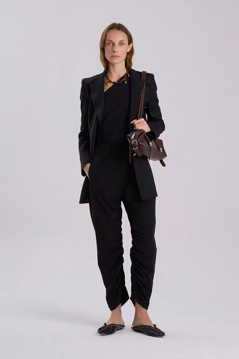 Mono negro elegante con detalles de fruncidos y recortes de Maria Cher en Monos para argentina