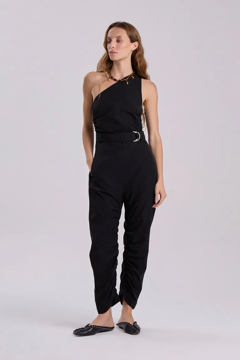 Mono negro elegante con detalles de fruncidos y recortes de Maria Cher en Monos para argentina