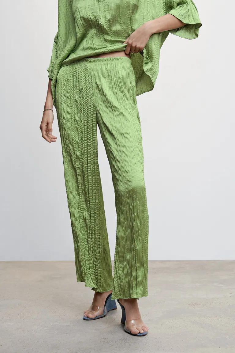 Pantalón plisado satinado de Mango en Pantalones para argentina