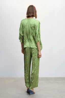 Pantalón plisado satinado de Mango en Pantalones para argentina