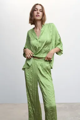 Pantalón plisado satinado de Mango en Pantalones para argentina