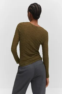Remera fruncida manga larga de Mango en Buzos y Sweaters para argentina
