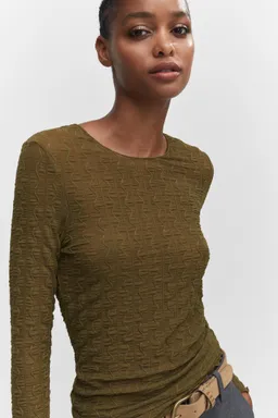 Remera fruncida manga larga de Mango en Buzos y Sweaters para argentina