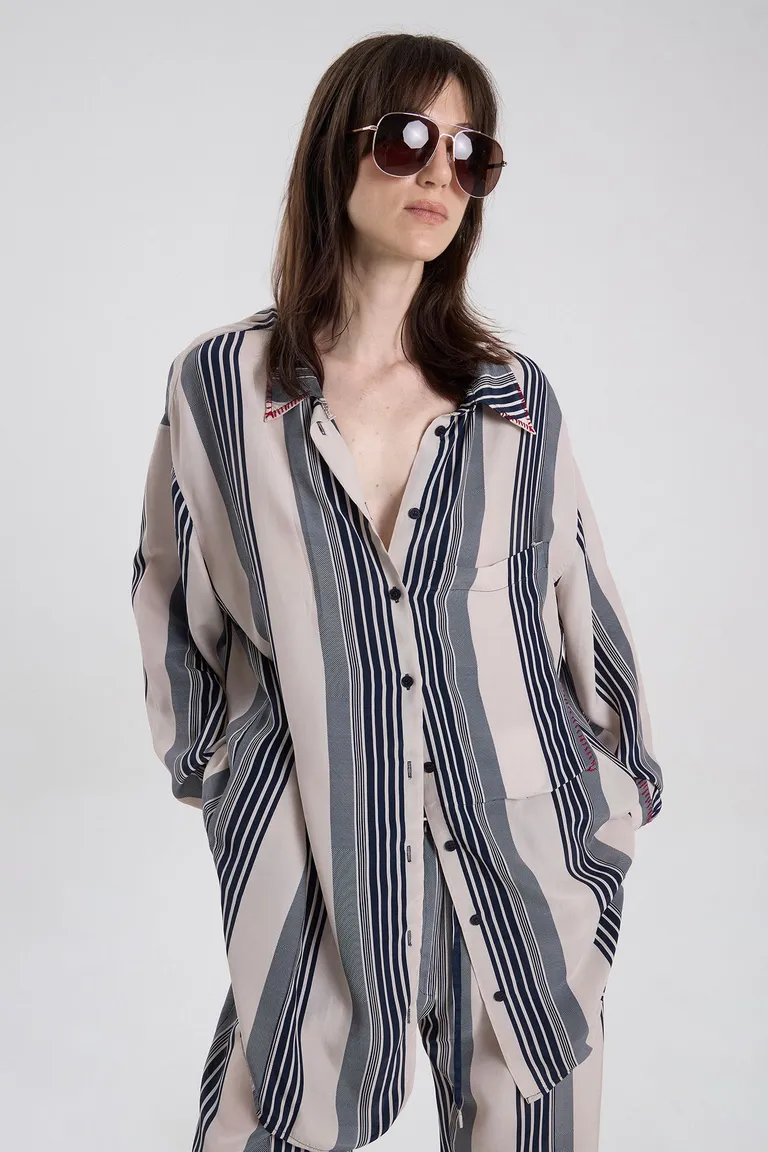 Camisa de corte amplio a rayas con cuello clásico, cierre de botones, bolsillo frontal y bordados en puños de Maria Cher en Camisas para argentina