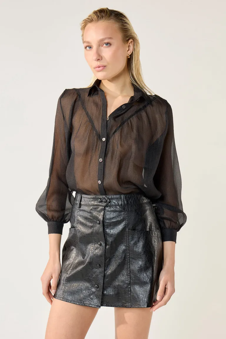 Falda corta de cuero ecológico negro con detalles en presillas y cierre frontal de Cuesta Blanca en Faldas para argentina