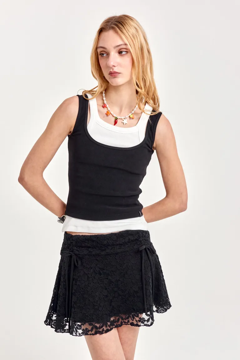 Falda corta de encaje con caderín ajustable y diseño con moños laterales para un look femenino y sofisticado de 47 Street en Faldas para argentina