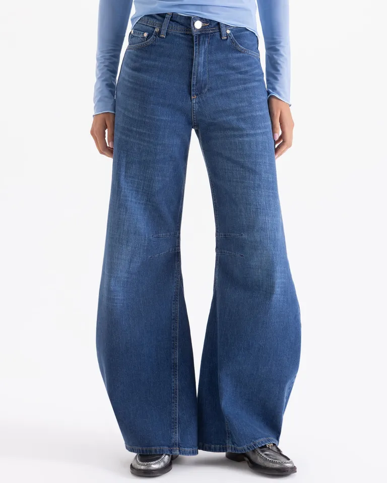 Pantalón de jean tiro medio con diseño de pierna ancha y cortes laterales estructurados de Jazmin Chebar en Pantalones para argentina