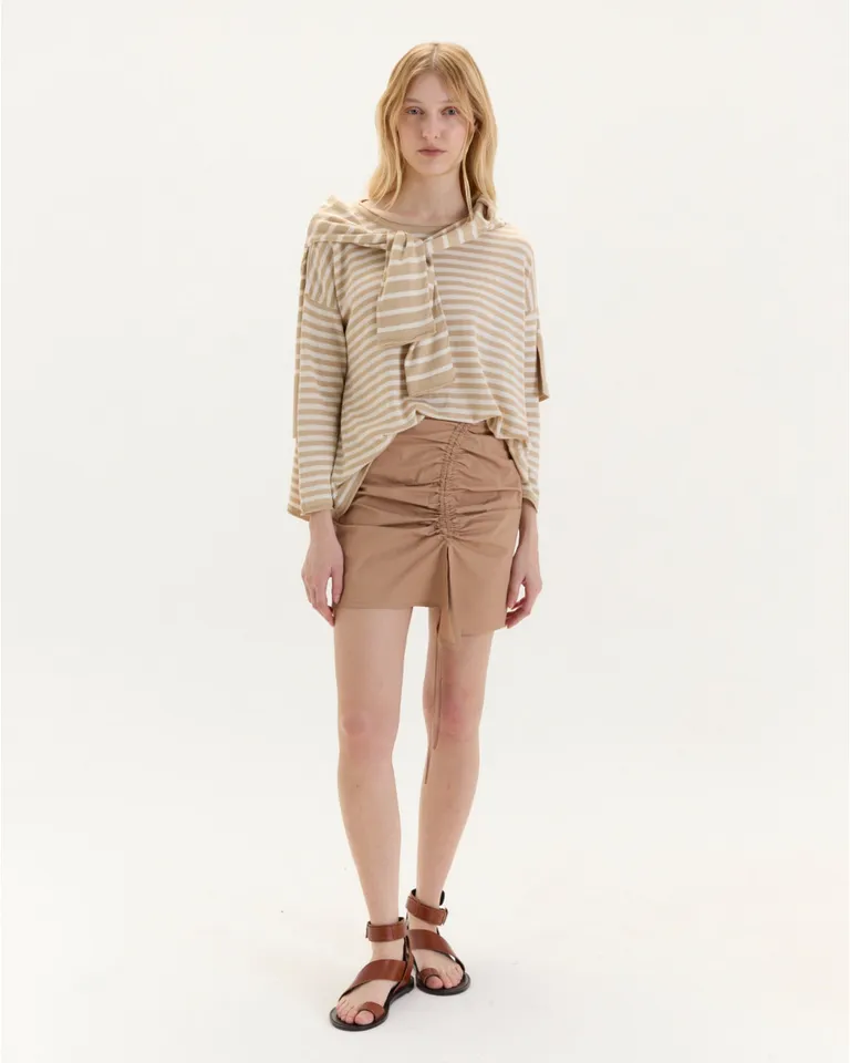 Remera de manga larga con diseño rayado y hombro descalzado de Blue Sheep en Remeras para argentina