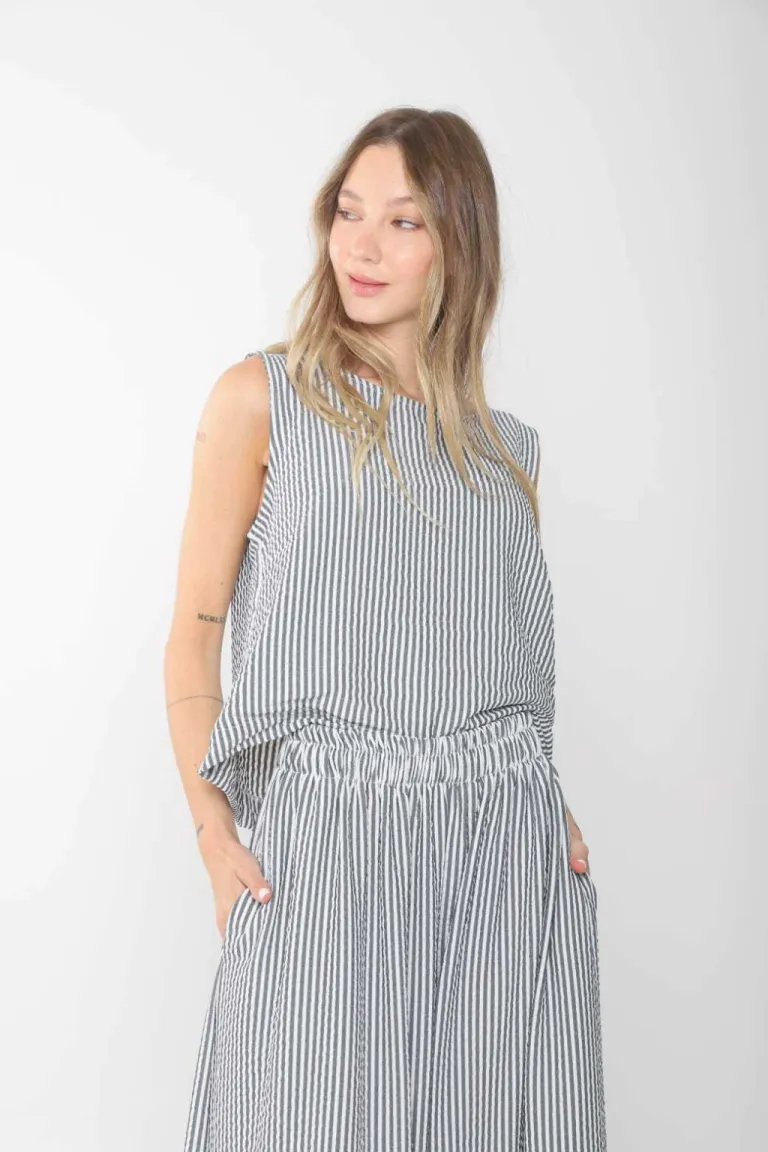 Musculosa femenina con pinzas y diseño rayado, corte amplio y ajuste cómodo de Belle en Blusas para argentina