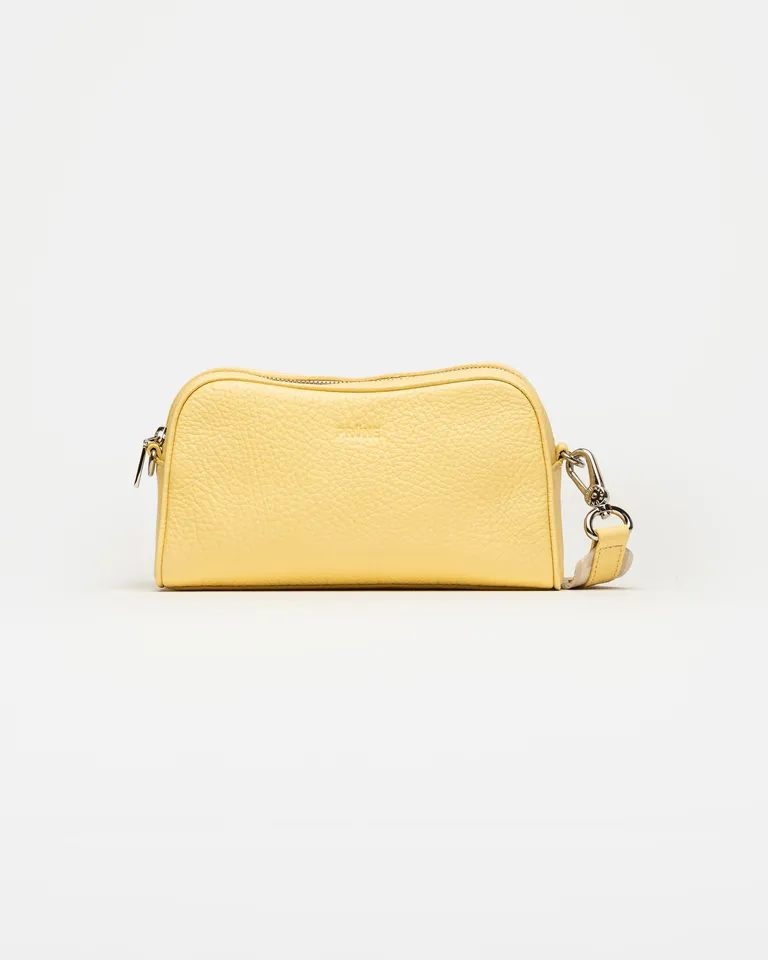 Bolso bandolera The Club en cuero graneado con detalles en contraste de Prüne en Bolsos y Carteras para argentina