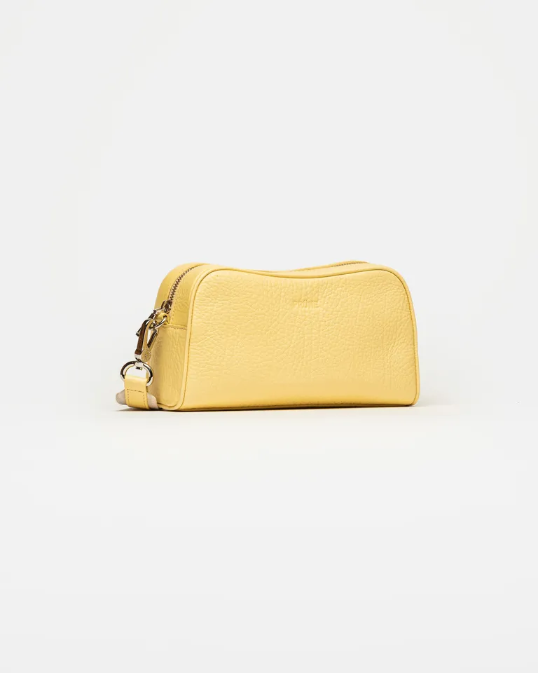 Bolso bandolera The Club en cuero graneado con detalles en contraste de Prüne en Bolsos y Carteras para argentina