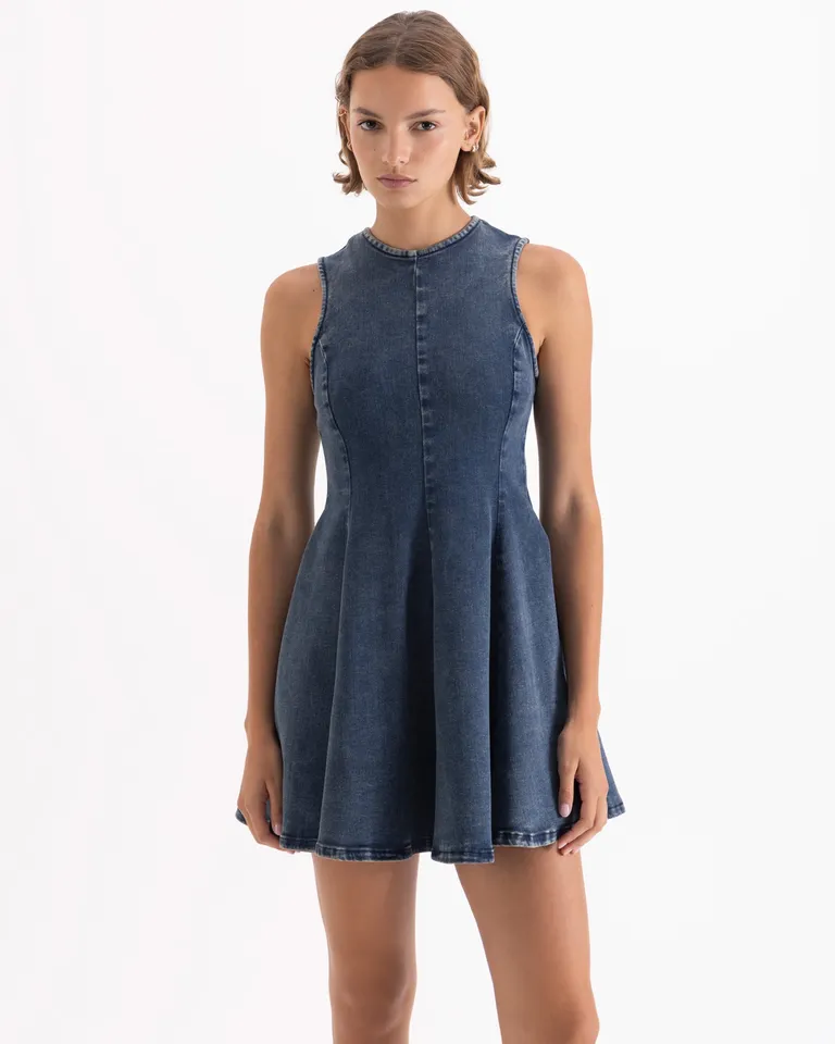 Vestido corto entallado con falda evasé y diseño sin mangas para mujer de Jazmin Chebar en Vestidos para argentina