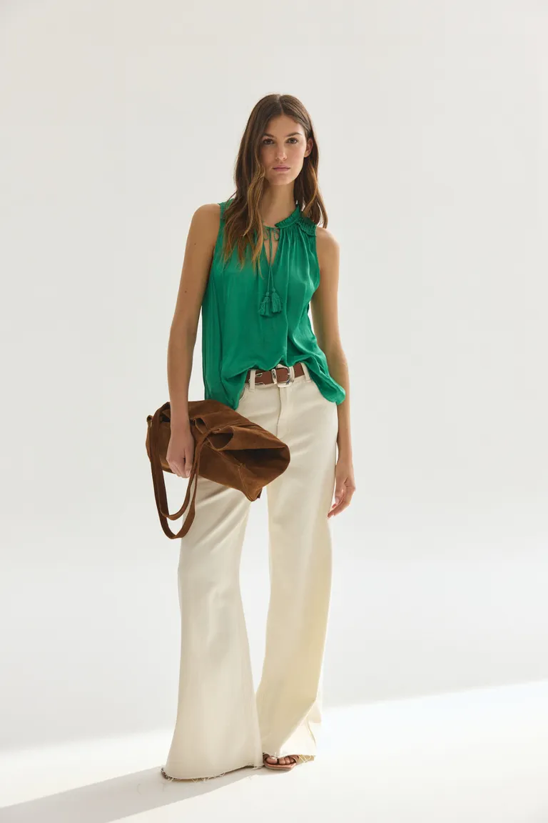 Blusa verde con volantes - Una prenda versátil y de tendencia para mujeres de Akiabara en Blusas para argentina