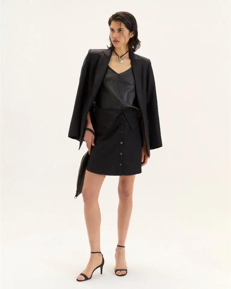 Top de cuero con escote en V y recortes estructurales, un diseño corto y preciso de Blue Sheep en Tops para argentina