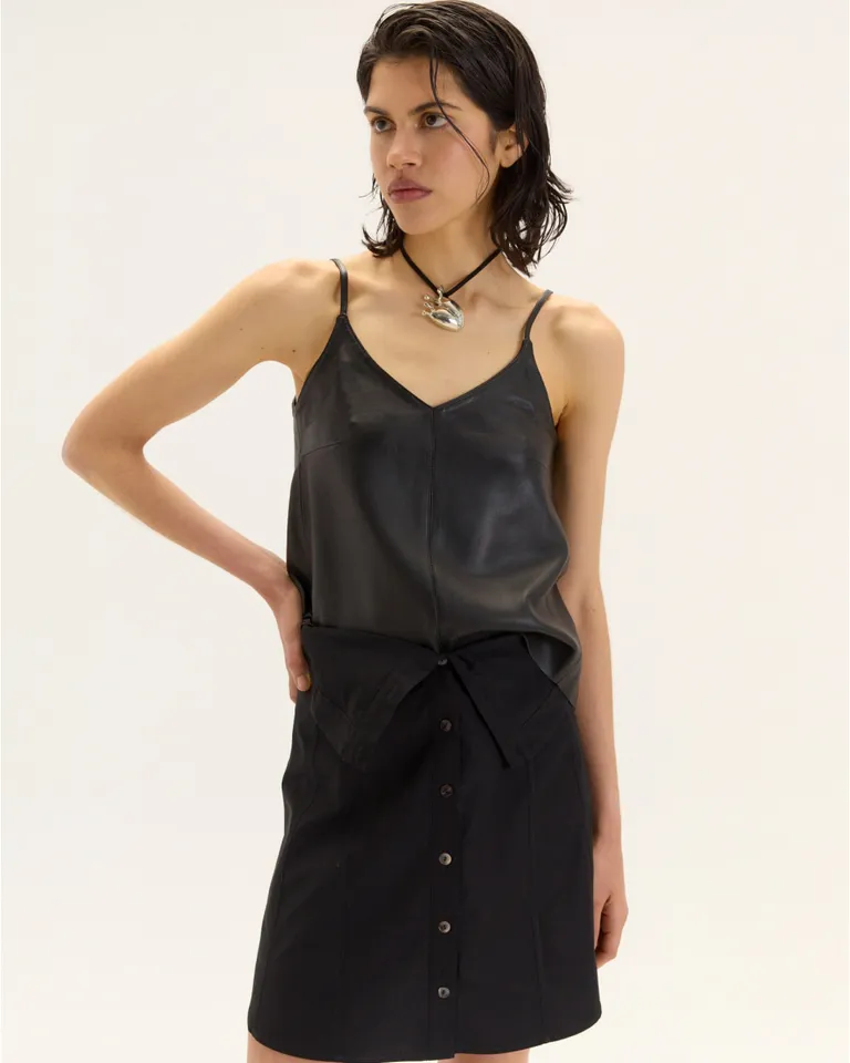 Top de cuero con escote en V y recortes estructurales, un diseño corto y preciso de Blue Sheep en Tops para argentina