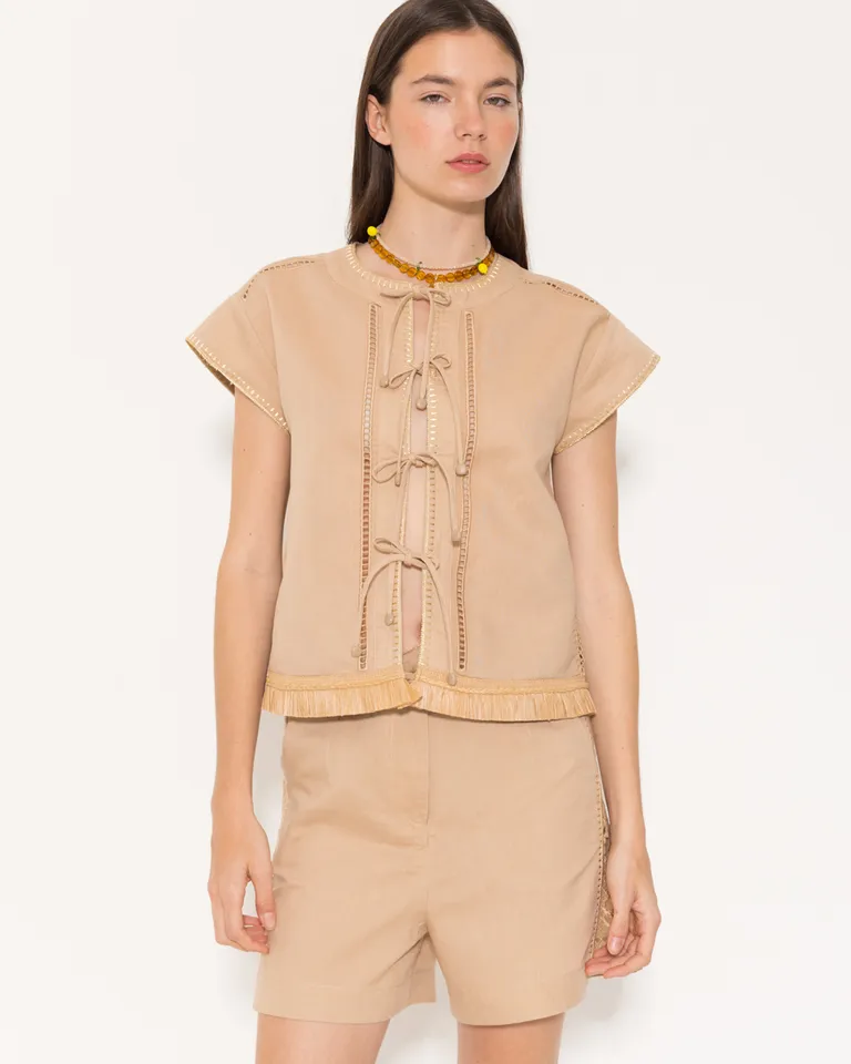 Top de lino sin mangas con detalles de flecos y bordados de Jazmin Chebar en Tops para argentina