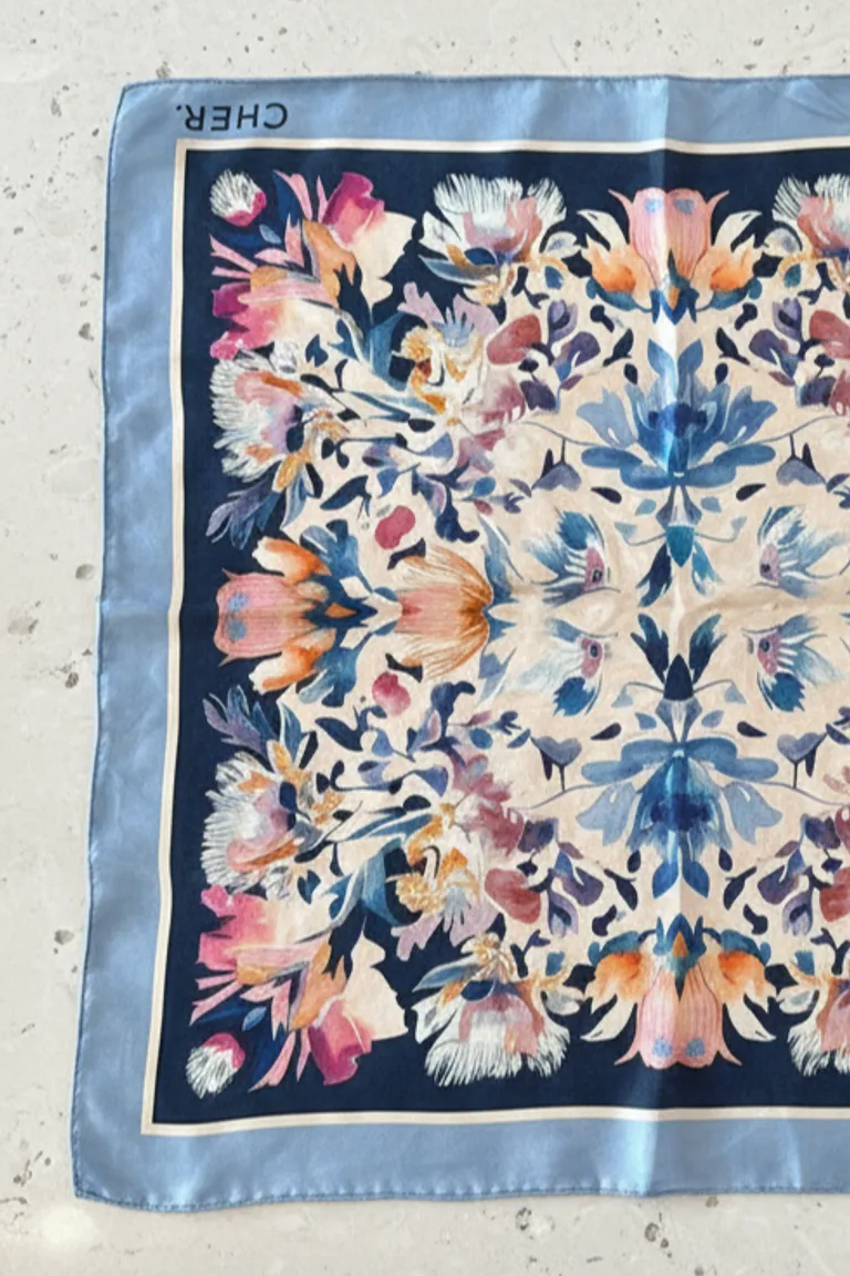 Pañuelo de seda natural con estampado floral en tonos cálidos de Maria Cher en Bufandas y Pañuelos para argentina
