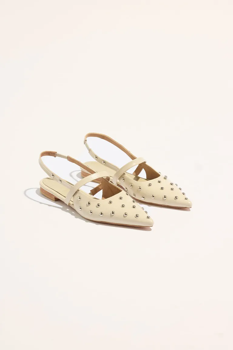 Sandalias de cuero blancas con charol y tachas, calzado femenino y de tendencia de Portsaid en Sandalias para argentina