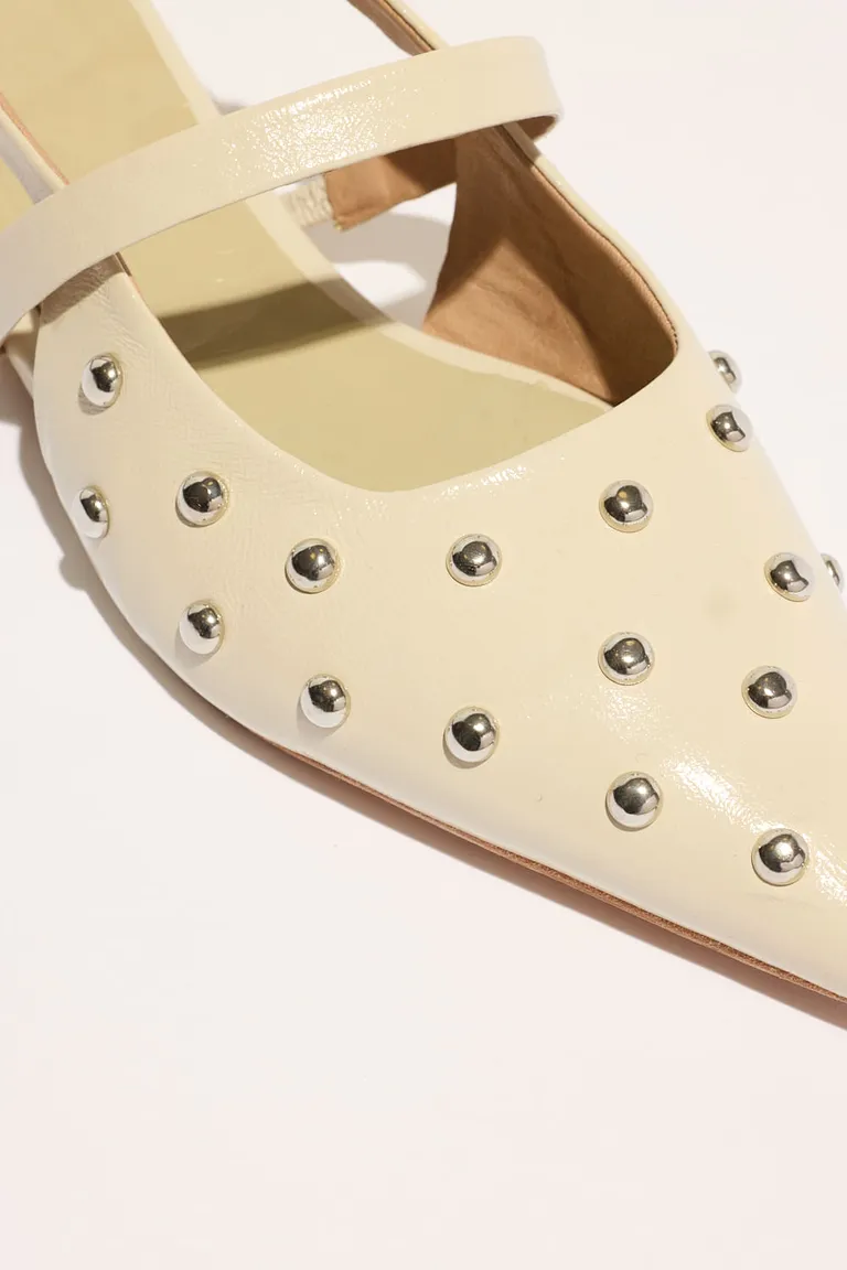 Sandalias de cuero blancas con charol y tachas, calzado femenino y de tendencia de Portsaid en Sandalias para argentina