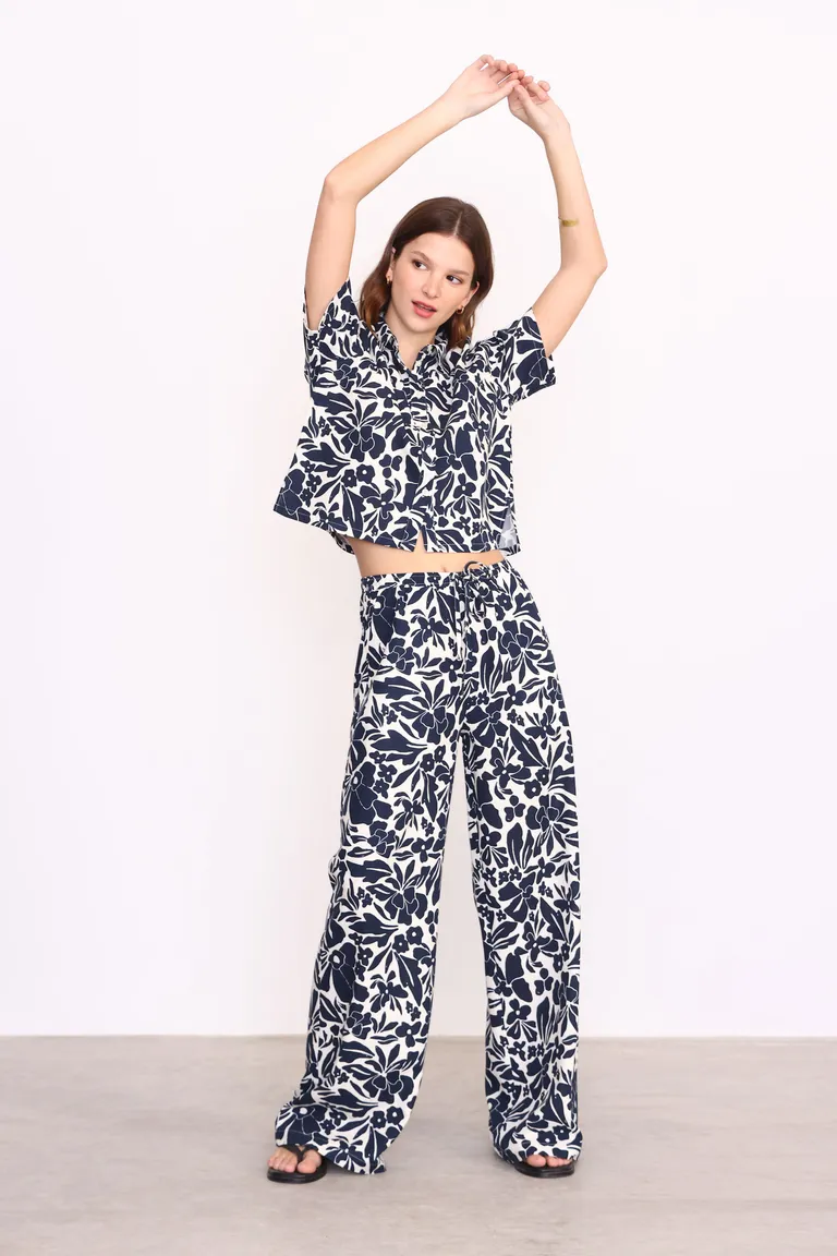 Pantalón palazzo de líneas florales en azul marino y blanco de Yagmour en Pantalones para argentina