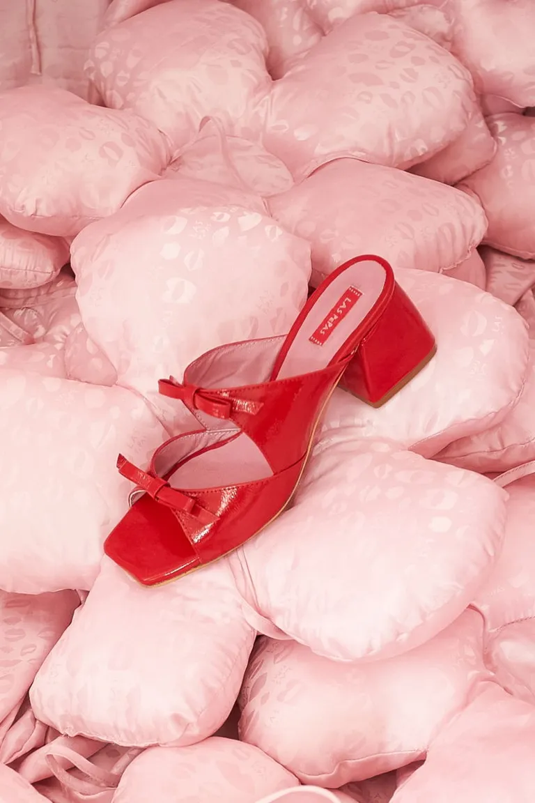 Sandalias de cuero vacuno con moños, de punta y taco cuadrado para un look elegante y cómodo de Las Pepas en Sandalias para argentina