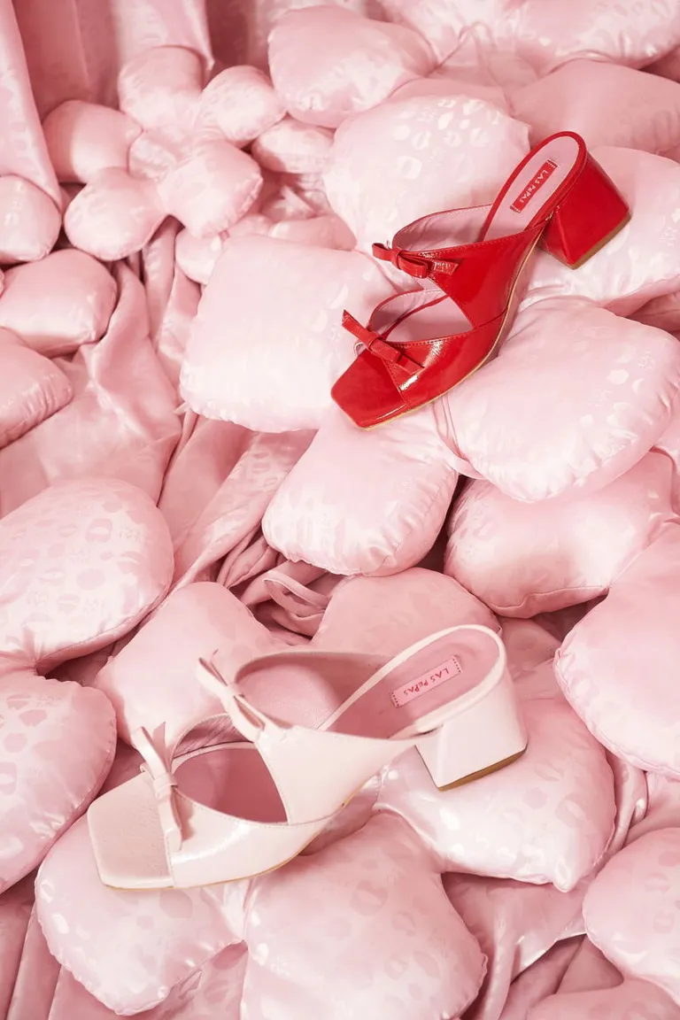 Sandalias de cuero vacuno con moños, de punta y taco cuadrado para un look elegante y cómodo de Las Pepas en Sandalias para argentina