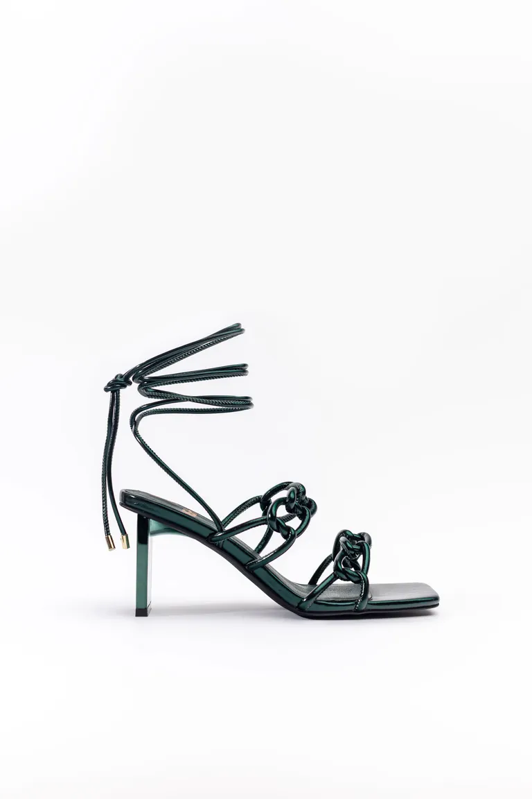 Sandalia romana con tiras entrelazadas estilo cadena y taco 6.5cm de Mishka en Sandalias para argentina