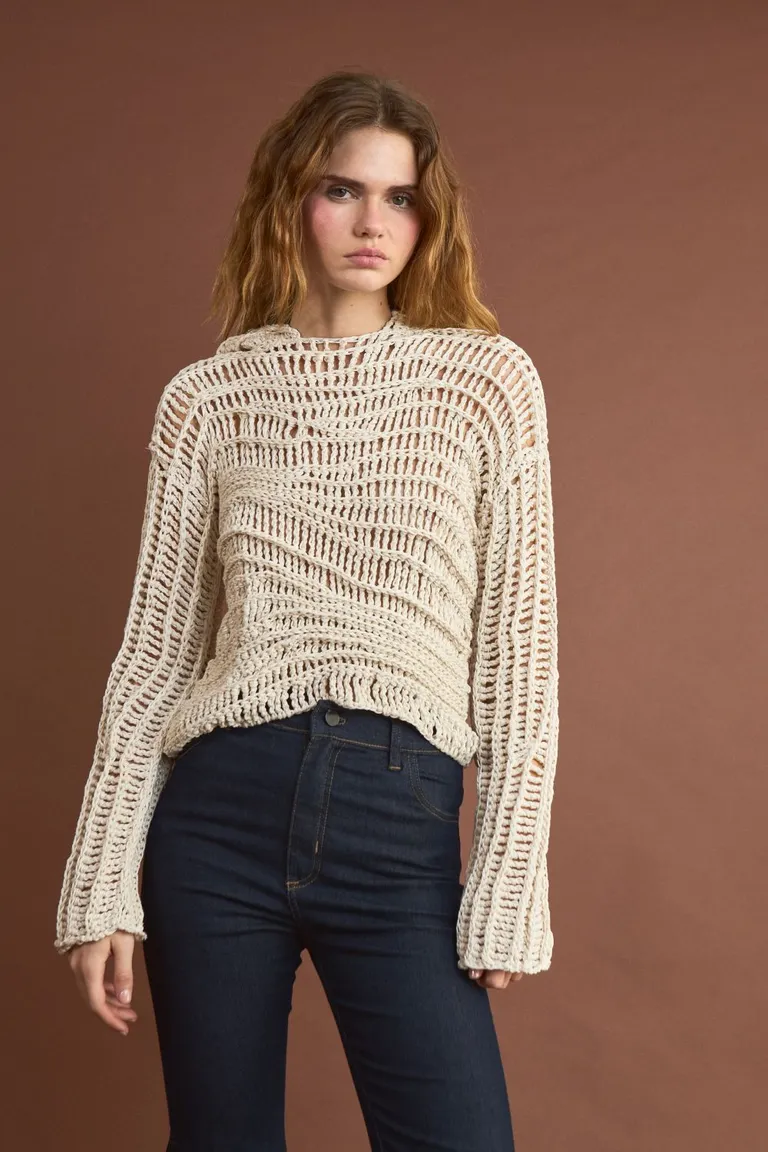 Elegante sweater de punto blanco para mujer, diseño moderno y versátil de Allo Martinez en Buzos y Sweaters para argentina